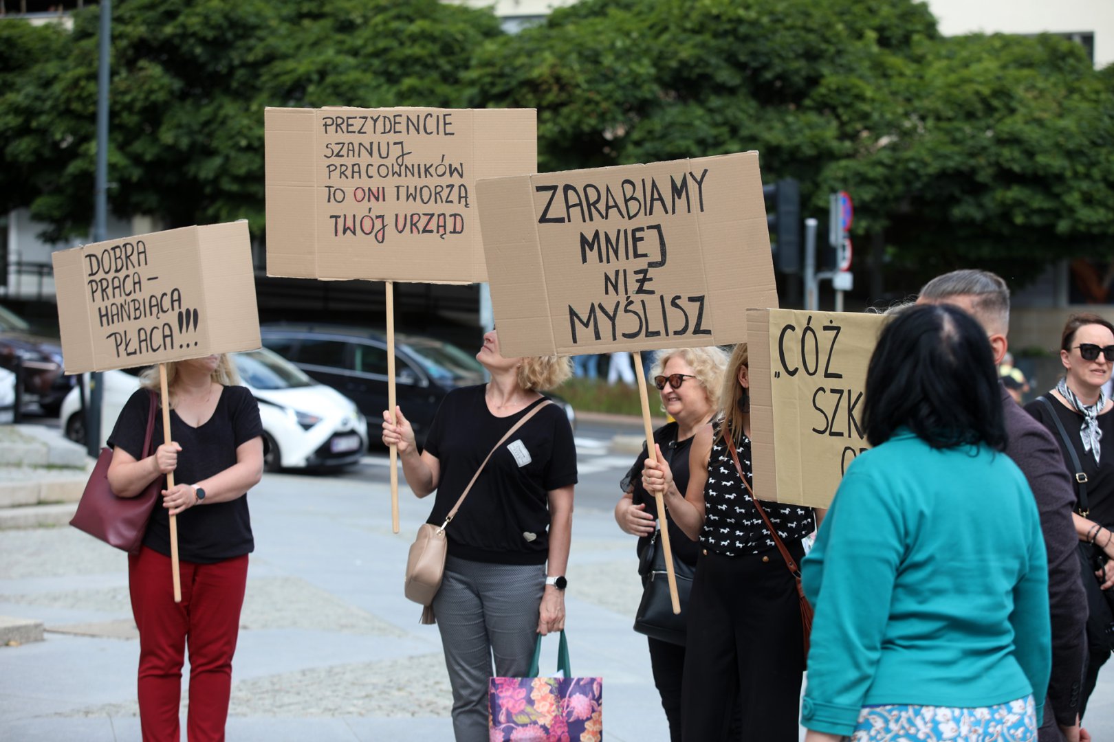 Protest urzędników przed olsztyńskim ratuszem. "Nie ma dialogu" [ZDJĘCIA]
