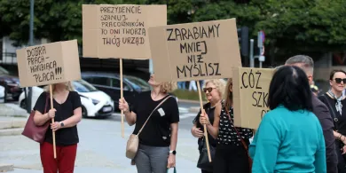 Protest urzędników przed olsztyńskim ratuszem. Nie ma dialogu [ZDJĘCIA]