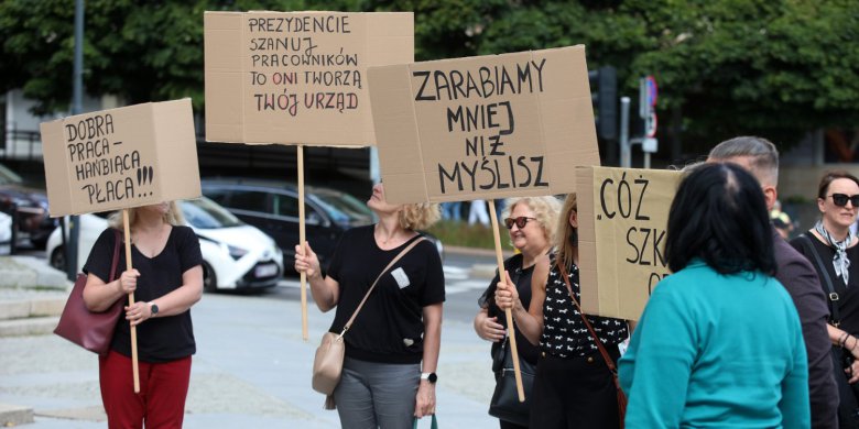 Protest urzędników przed olsztyńskim ratuszem. 