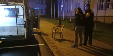 Artykuł: Stare Miasto. Pod osłoną nocy ukradł krzesło ogrodowe. Mężczyznę nagrały kamery [WIDEO]