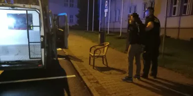 Stare Miasto. Pod osłoną nocy ukradł krzesło ogrodowe. Mężczyznę nagrały kamery [WIDEO]