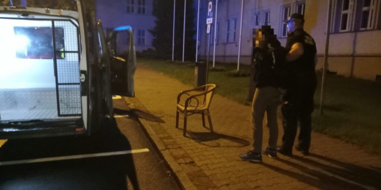 Stare Miasto. Pod osłoną nocy ukradł krzesło ogrodowe. Mężczyznę nagrały kamery [WIDEO]