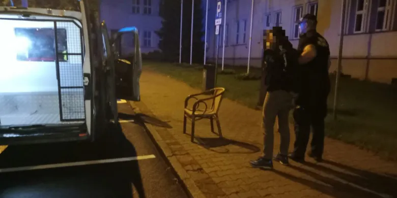 Stare Miasto. Pod osłoną nocy ukradł krzesło ogrodowe. Mężczyznę nagrały kamery [WIDEO]