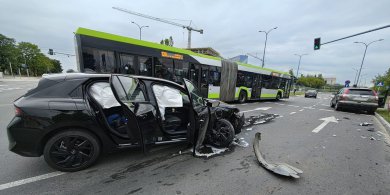 Artykuł: Wypadek na ruchliwym skrzyżowaniu w Olsztynie. Poszkodowane dzieci [ZDJĘCIA, WIDEO]