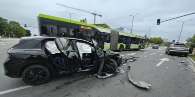 Wypadek na ruchliwym skrzyżowaniu w Olsztynie. Poszkodowane dzieci [ZDJĘCIA, WIDEO]