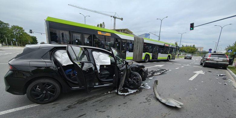 Wypadek na ruchliwym skrzyżowaniu w Olsztynie. Poszkodowane dzieci [ZDJĘCIA]