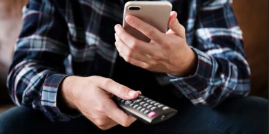 Artykuł: Polacy w przerwie reklamowej sięgają po komórkę. Przyznaje się do tego ponad 77 proc. badanych