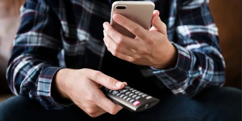Polacy w przerwie reklamowej sięgają po komórkę. Przyznaje się do tego ponad 77 proc. badanych