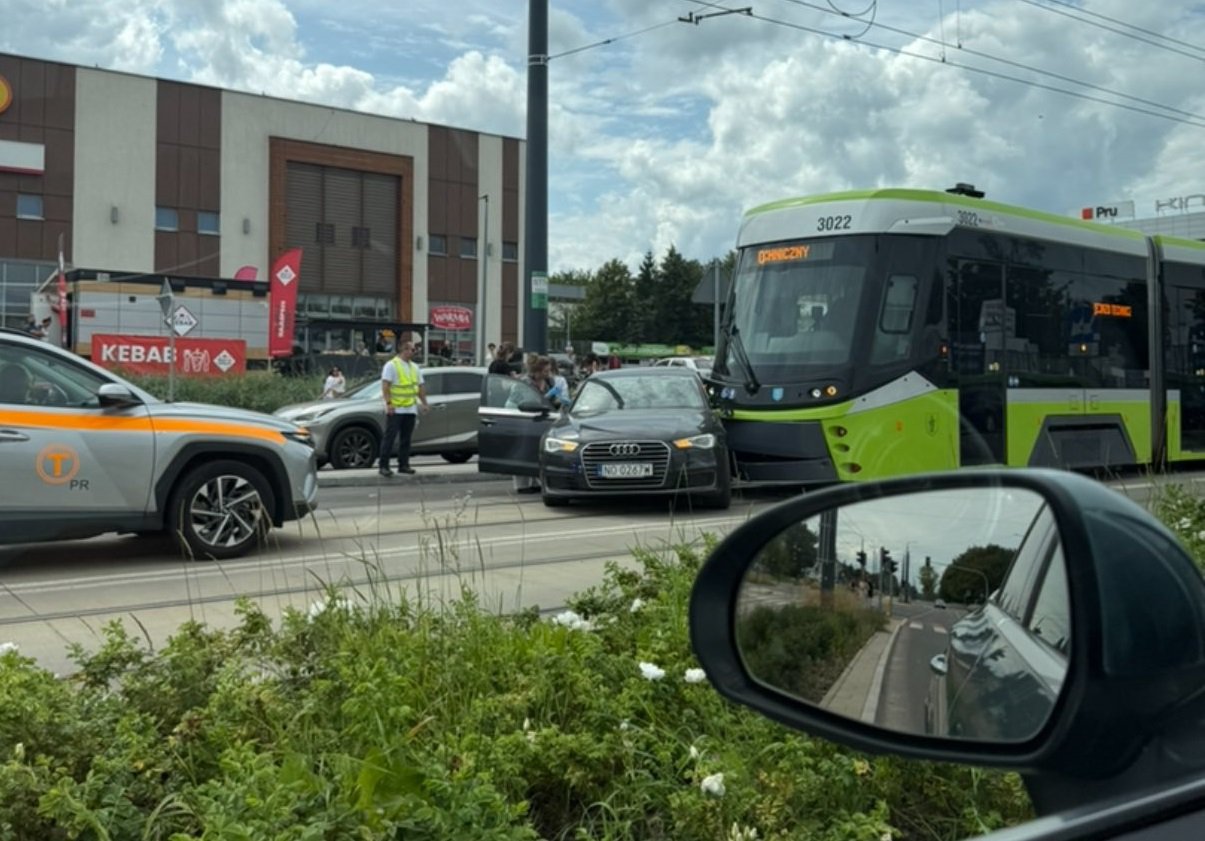 Audi pod tramwajem na al. Piłsudskiego w Olsztynie. 67-latek nie ustąpił pierwszeństwa