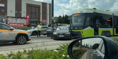 Audi pod tramwajem na al. Piłsudskiego w Olsztynie. 67-latek nie ustąpił pierwszeństwa