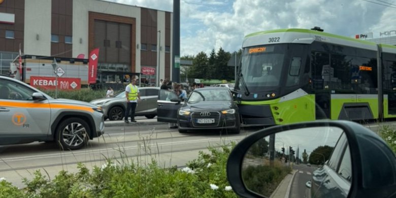 Audi pod tramwajem na al. Piłsudskiego w Olsztynie. 67-latek nie ustąpił pierwszeństwa
