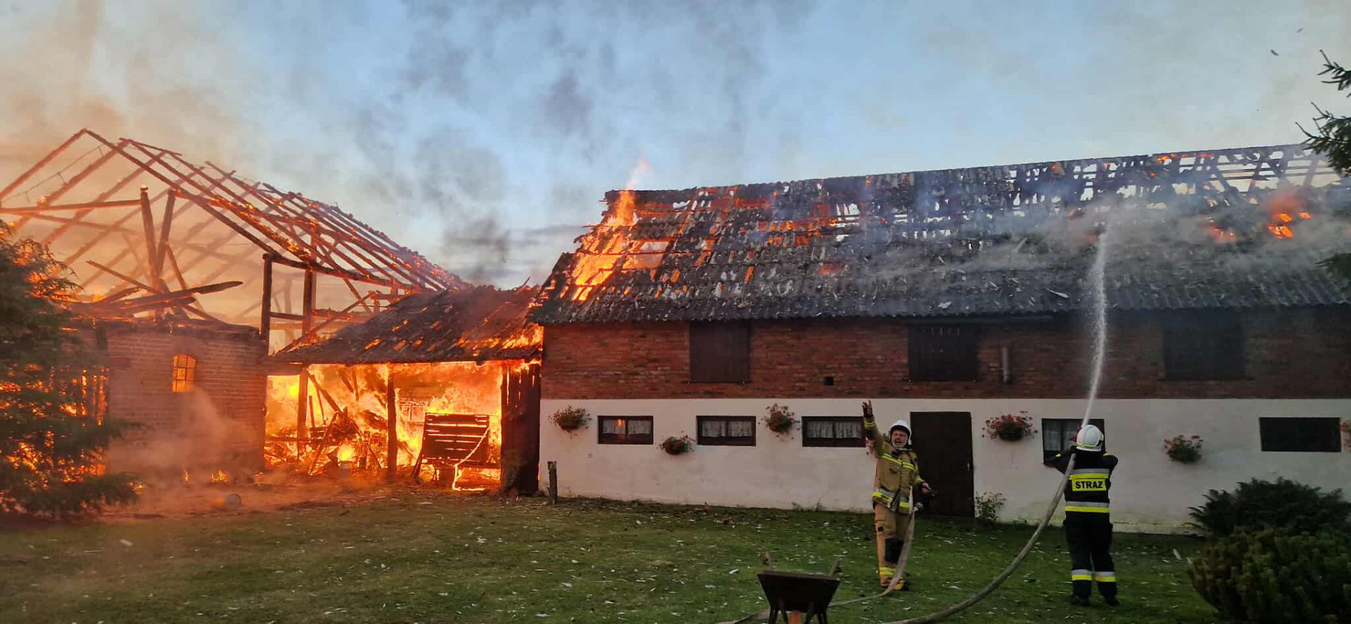 Duży pożar w gminie Dywity. Spłonęły zabudowania gospodarcze [ZDJĘCIA]