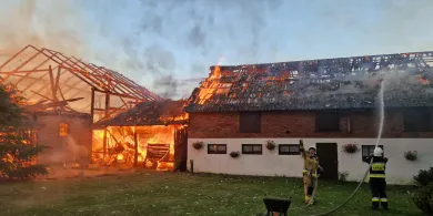 Duży pożar w gminie Dywity. Spłonęły zabudowania gospodarcze [ZDJĘCIA]