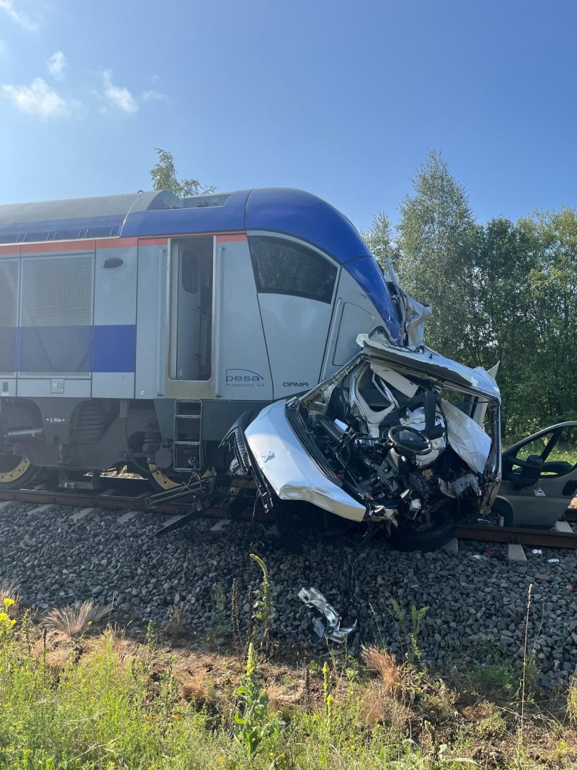 Tragedia pod Szczytnem. W Olszynach bus zderzył się z pociągiem Intercity