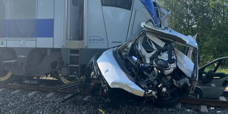 Tragedia pod Szczytnem. W Olszynach bus zderzył się z pociągiem Intercity [ZDJĘCIA]