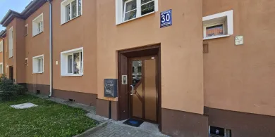 Reymonta 30. Cebula w wentylacji i czarny dym. Seniorka od lat walczy o oddech we własnym mieszkaniu