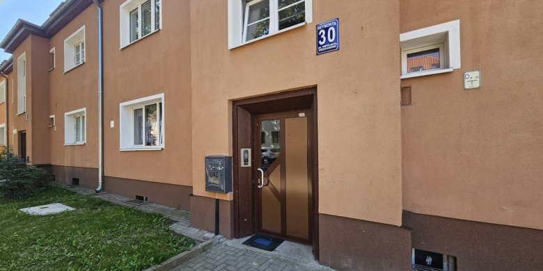Reymonta 30. Cebula w wentylacji i czarny dym. Seniorka od lat walczy o oddech we własnym mieszkaniu