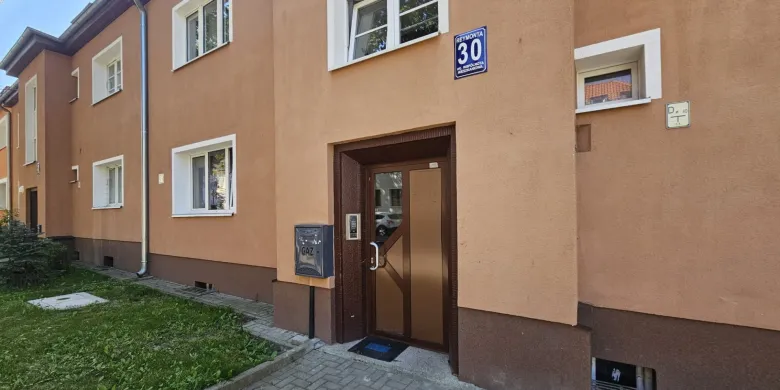 Reymonta 30. Cebula w wentylacji i czarny dym. Seniorka od lat walczy o oddech we własnym mieszkaniu [AKTUALIZACJA]