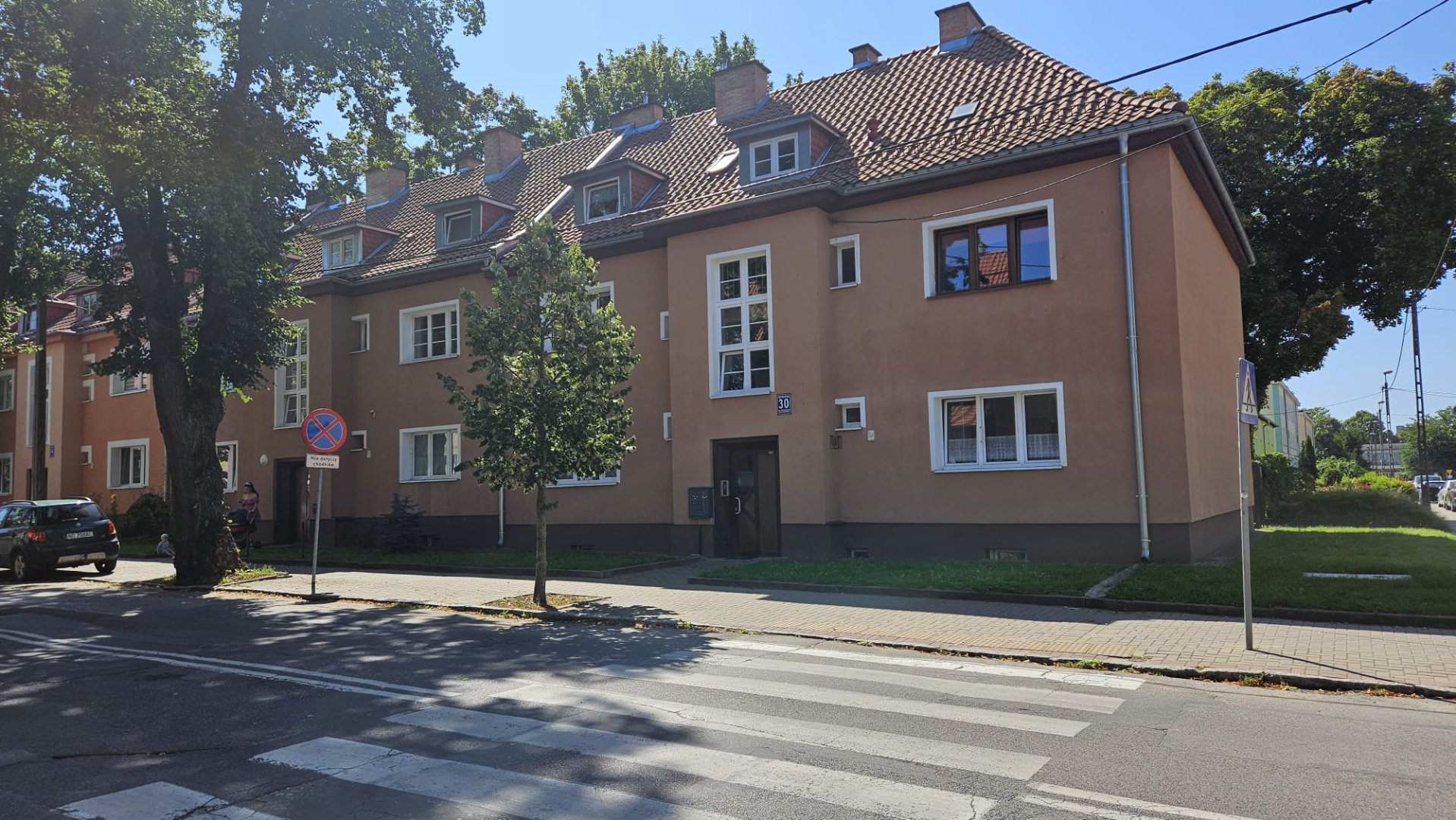 Reymonta 30. Cebula w wentylacji i czarny dym. Seniorka od lat walczy o oddech we własnym mieszkaniu [AKTUALIZACJA]