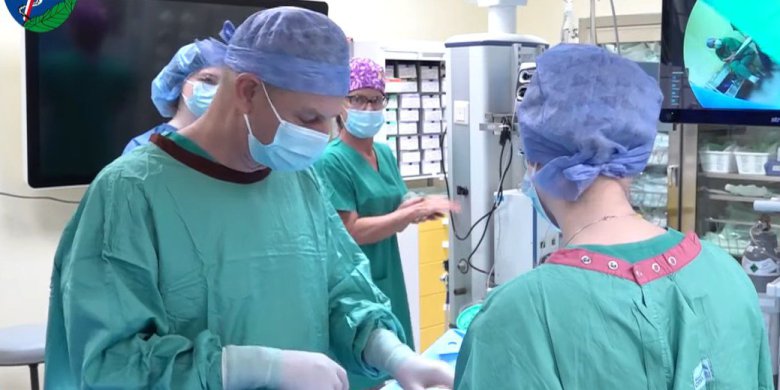 W Olsztynie usunięto u młodej kobiety 15 kg torbiel bez rozcięcia brzucha