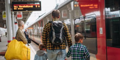 Artykuł: Pociąg łączy pokolenia – czego młodzi i seniorzy mogą się od siebie nauczyć?