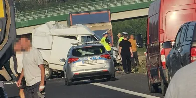 Kolizja na obwodnicy Olsztyna. Kierujący ciężarówką wjechał w busa