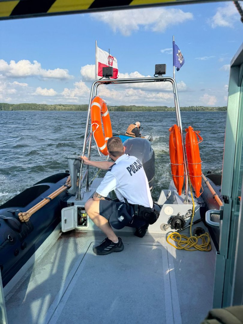 Silnik odmówił posłuszeństwa, a wiatr porwał łódź z seniorem na środek jeziora Dadaj. Pomogli policjanci