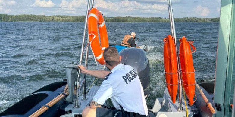 Silnik odmówił posłuszeństwa, a wiatr porwał łódź z seniorem na środek jeziora Dadaj. Pomogli policjanci