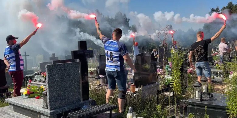 Ostatnia droga Rafała. Olsztyński rugbysta spoczął wśród błysku rac i łez bliskich