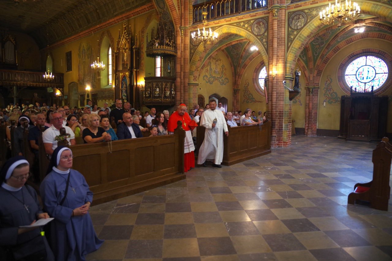 Relikwie papieża Polaka wprowadzone do gietrzwałdzkiego sanktuarium. Wyjątkowy gość i tłumy wiernych