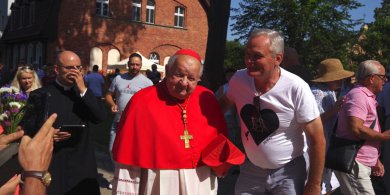 Artykuł: Relikwie papieża Polaka wprowadzone do gietrzwałdzkiego sanktuarium. Wyjątkowy gość i tłumy wiernych