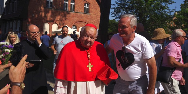 Relikwie papieża Polaka wprowadzone do gietrzwałdzkiego sanktuarium. Wyjątkowy gość i tłumy wiernych