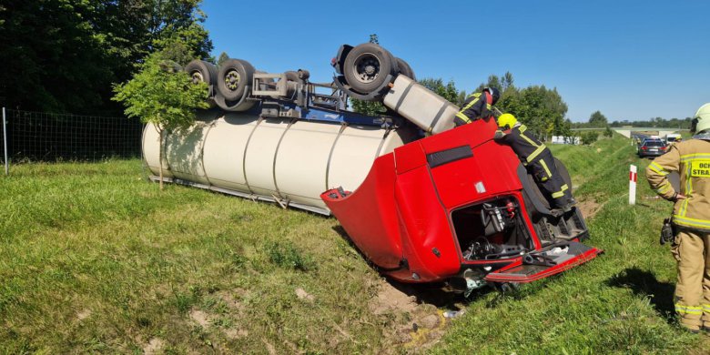 Ciężarówka w rowie na DK51. Ruch wahadłowy między Olsztynem a Dobrym Miastem