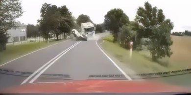 Artykuł: Sekundy przed tragedią na DK nr 51. Świadek zarejestrował zdarzenie. Szokujące nagranie podzieliło internautów [WIDEO]