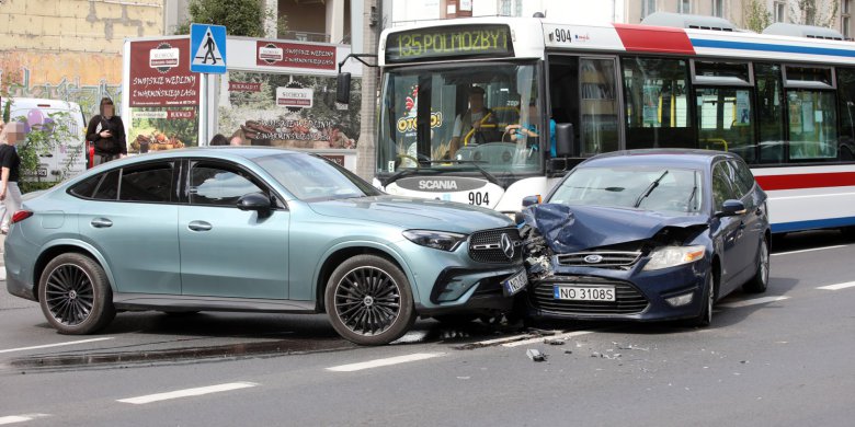 60-latek w mercedesie zakorkował centrum Olsztyna [ZDJĘCIA]