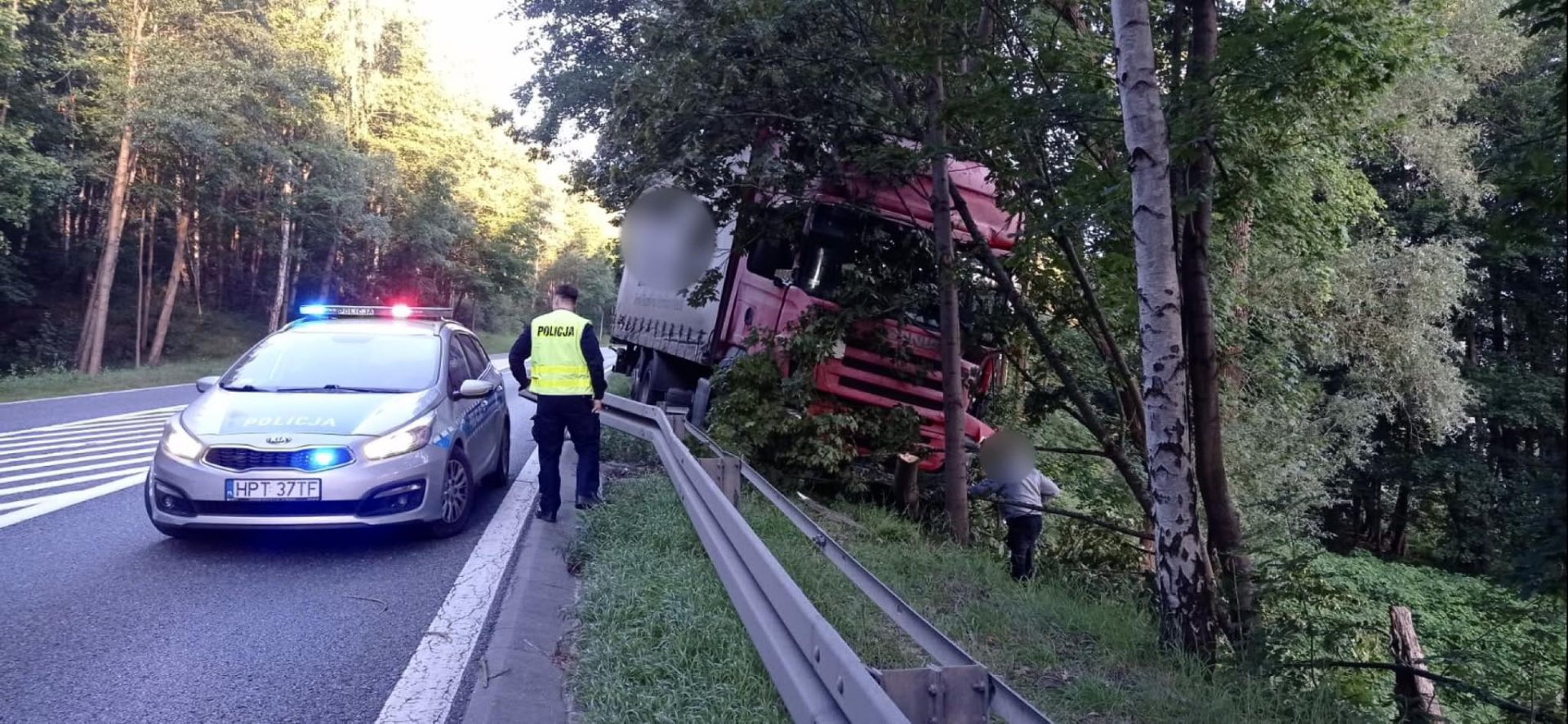 Chwile grozy na DK 16 pod Starymi Jabłonkami - intruz pojawił się nagle przed ciężarówką