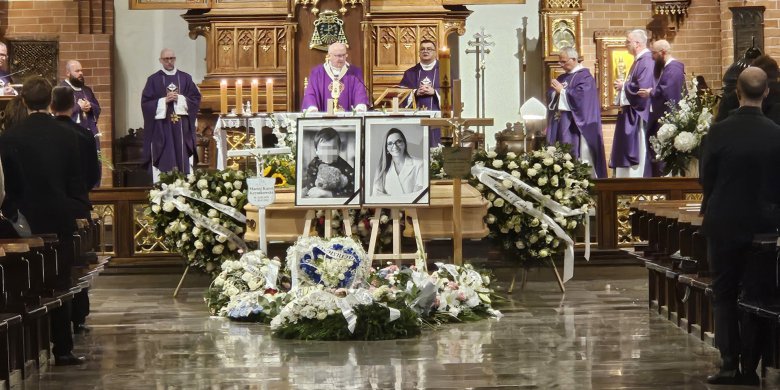 Artykuł: Nie zdążyli wrócić z wakacji w Egipcie. Niezwykle przejmujące słowa podczas ostatniego pożegnania [ZDJĘCIA]