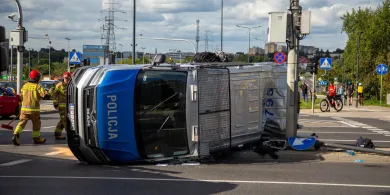 Groźne zdarzenie drogowe w pobliżu Galerii Warmińskiej. Dachowanie radiowozu [ZDJĘCIA, WIDEO]