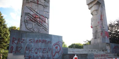 Artykuł: „Raz sierpem, raz młotem, czerwoną hołotę”. Kolejny atak na olsztyńskie „szubienice”. Kto stoi za aktem wandalizmu? [ZDJĘCIA]