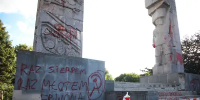 „Raz sierpem, raz młotem, czerwoną hołotę”. Kolejny atak na olsztyńskie „szubienice”. Kto stoi za aktem wandalizmu? [ZDJĘCIA]