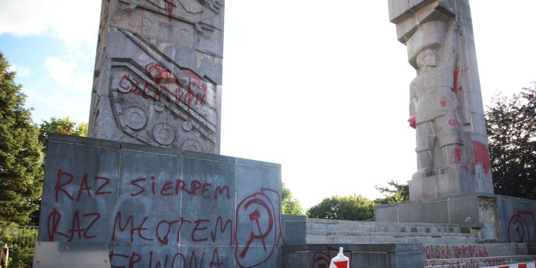 „Raz sierpem, raz młotem, czerwoną hołotę”. Kolejny atak na olsztyńskie „szubienice”. Kto stoi za aktem wandalizmu? [ZDJĘCIA]