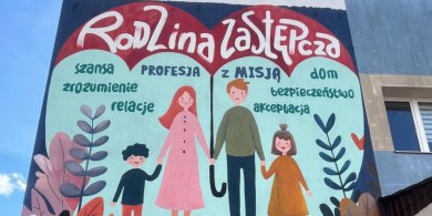 Artykuł: W Biskupcu powstał wyjątkowy mural. Olsztyńskie PCPR promuje rodzicielstwo zastępcze