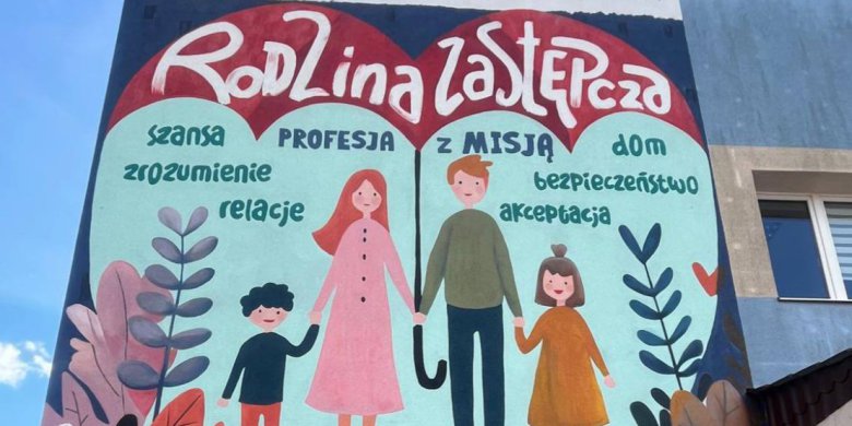 W Biskupcu powstał wyjątkowy mural. Olsztyńskie PCPR promuje rodzicielstwo zastępcze
