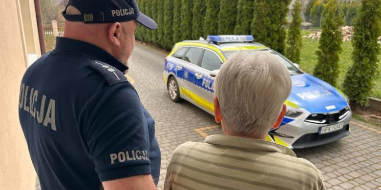 Śniada skóra, długa spódnica i sztuczki. 87-latka z Olsztyna straciła 17 tys. zł.