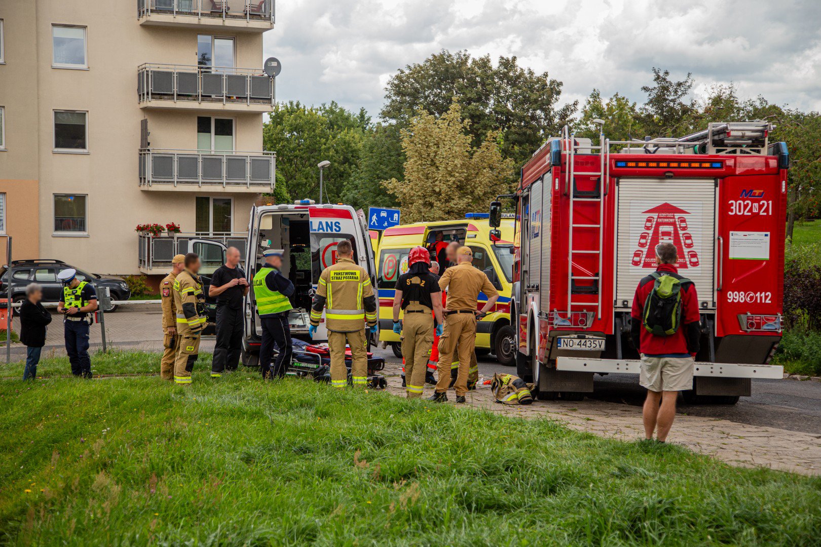 Nagórki. Senior znalazł się pod kołami wozu strażackiego [ZDJĘCIA, WIDEO]