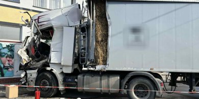 Artykuł: Potężna kraksa ciężarówek w Pieckach. Jeden z samochodów uderzył w budynek [ZDJĘCIA]