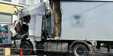 Potężna kraksa ciężarówek w Pieckach. Jeden z samochodów uderzył w budynek [ZDJĘCIA]