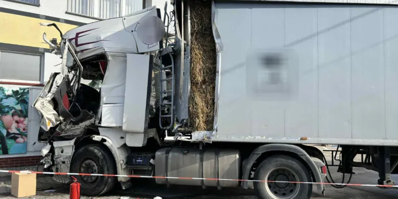 Potężna kraksa ciężarówek w Pieckach. Jeden z samochodów uderzył w budynek [ZDJĘCIA]