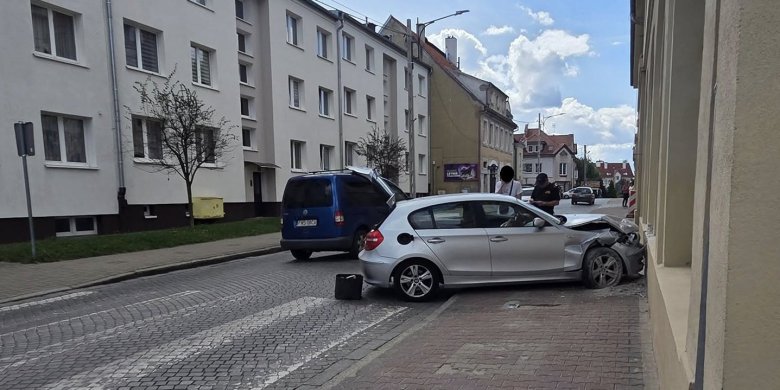 Młody Ukrainiec w BMW uderzył w urząd miasta w Olsztynku