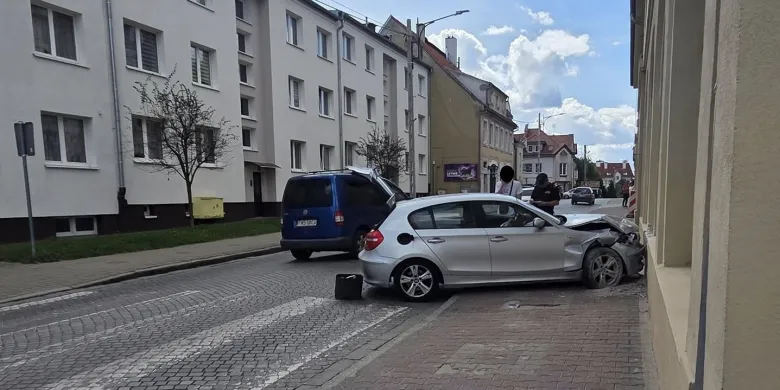 Młody Ukrainiec w BMW uderzył w urząd miasta w Olsztynku